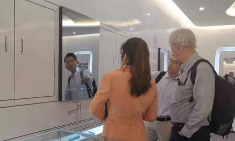 스마트 욕실 거울 알렉사가 여러분의 방문을 환영합니다!